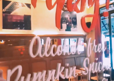 Lettrage promo sur miroir “Get warm”